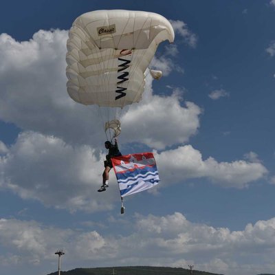 Demo skydiving jump
