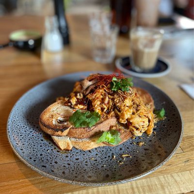 Chili scrambled egg toast
