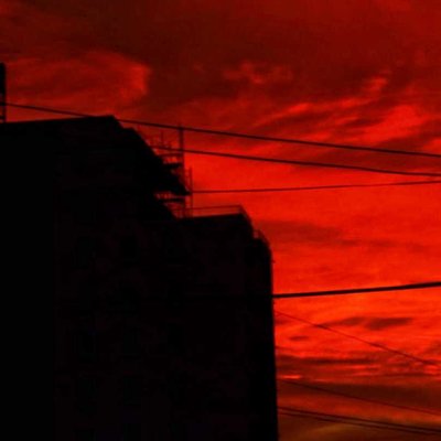 La sombra y el atardecer rojo;
