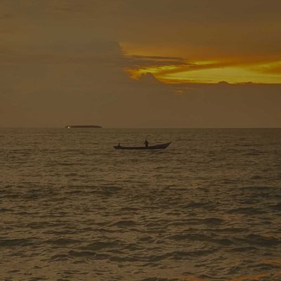 senja di tengah laut..