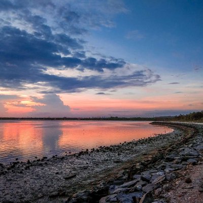 Momen matahari terbenam di pantai serangan