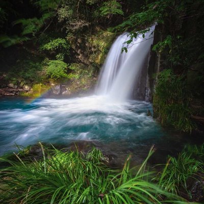 air terjun dan pelangi