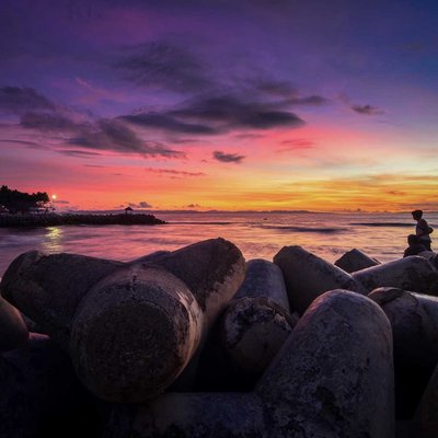 enjoy the sunset on ampenan be