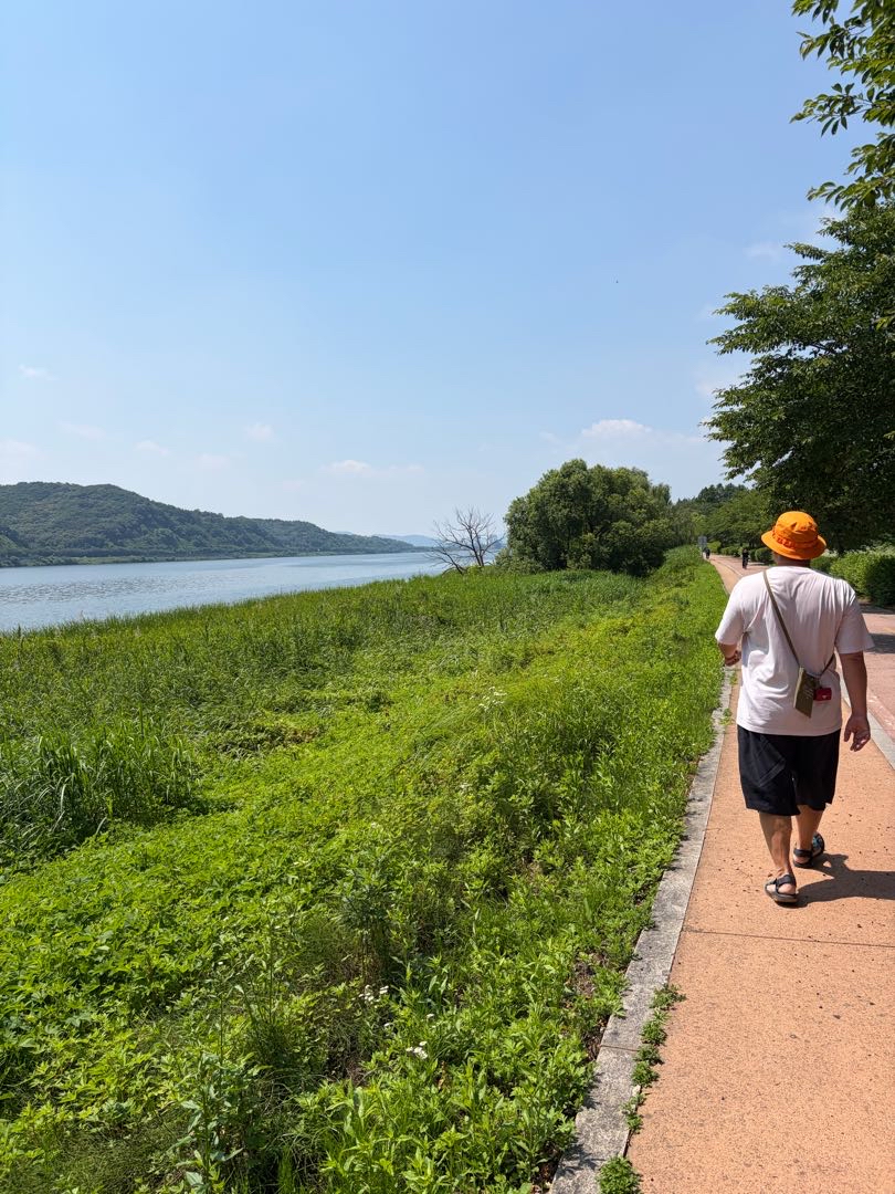 walk along the river in yangsuri
