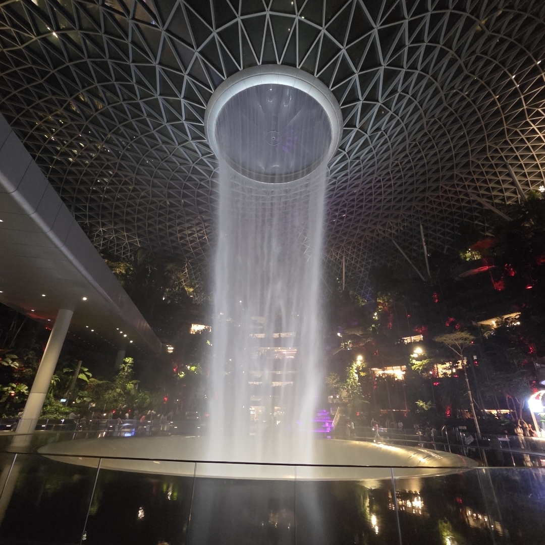 rain vortex waterfall @ the jewel