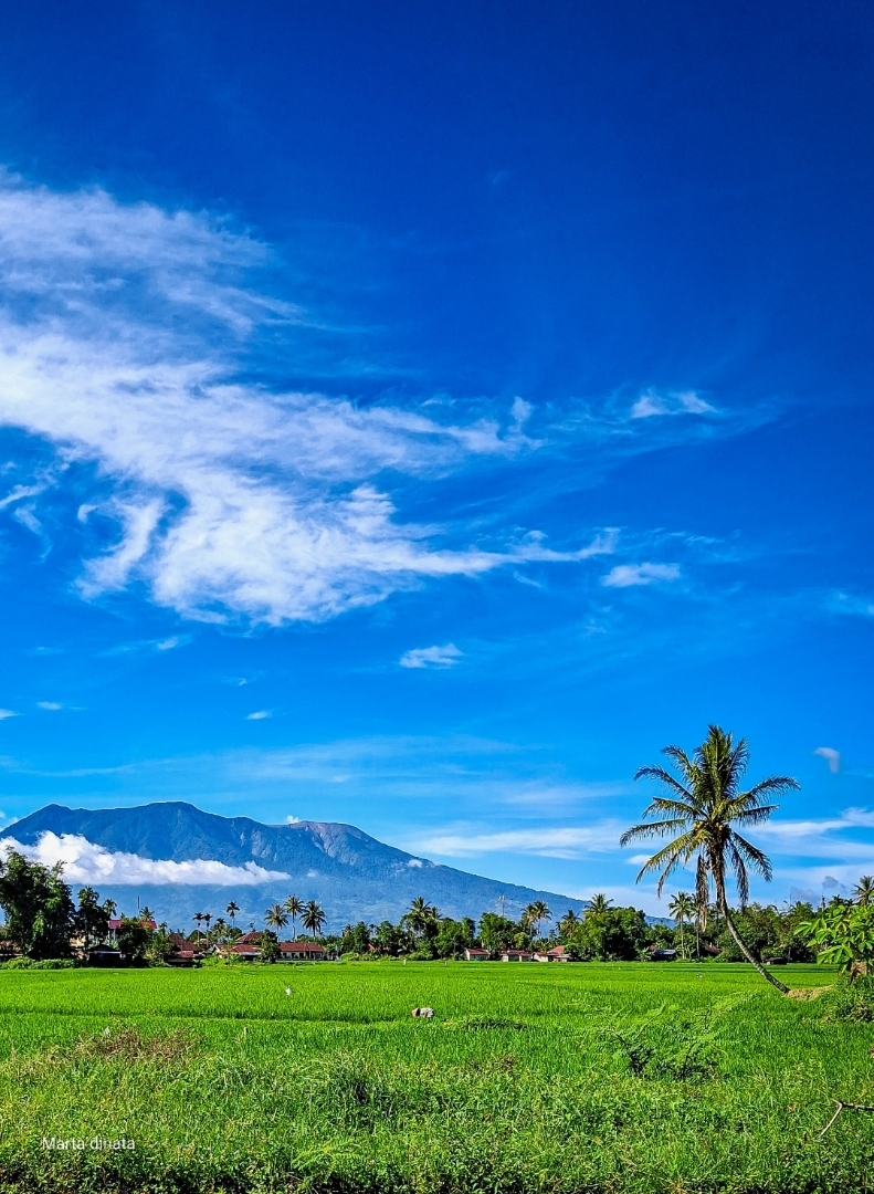 Marapi dan birunya langit