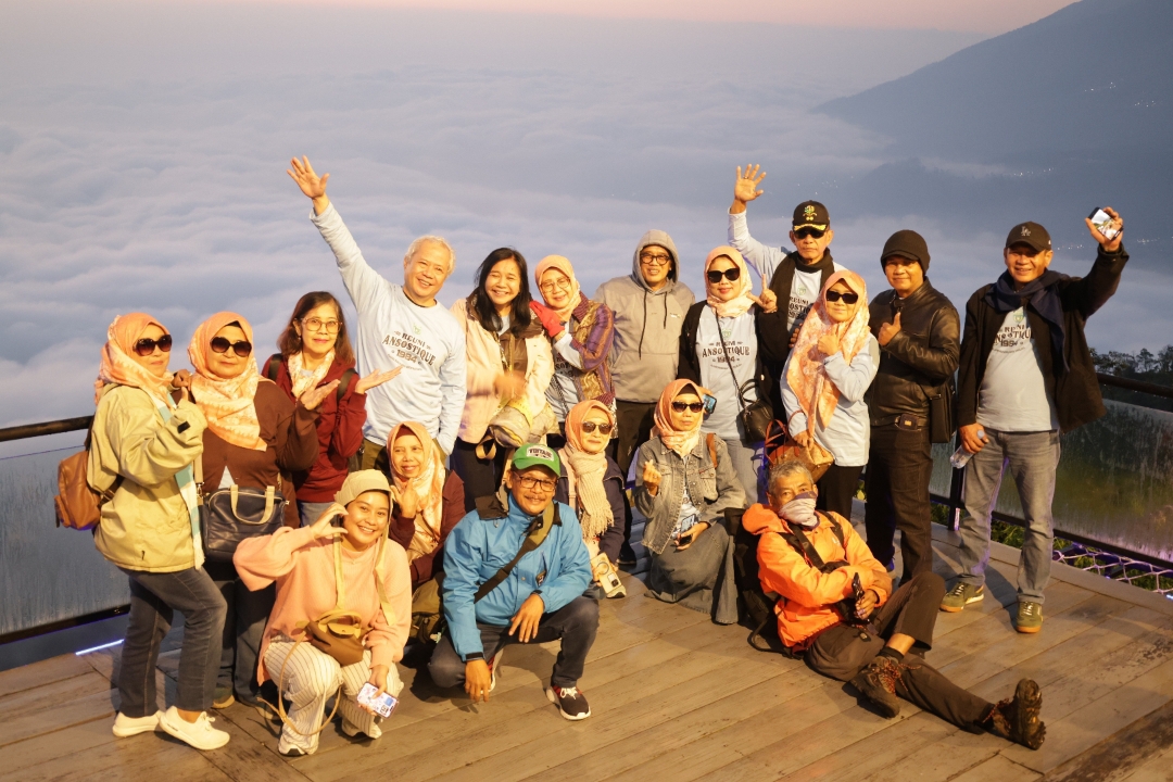 Menanti mentari terbit di Triangle Sky Telomoyo