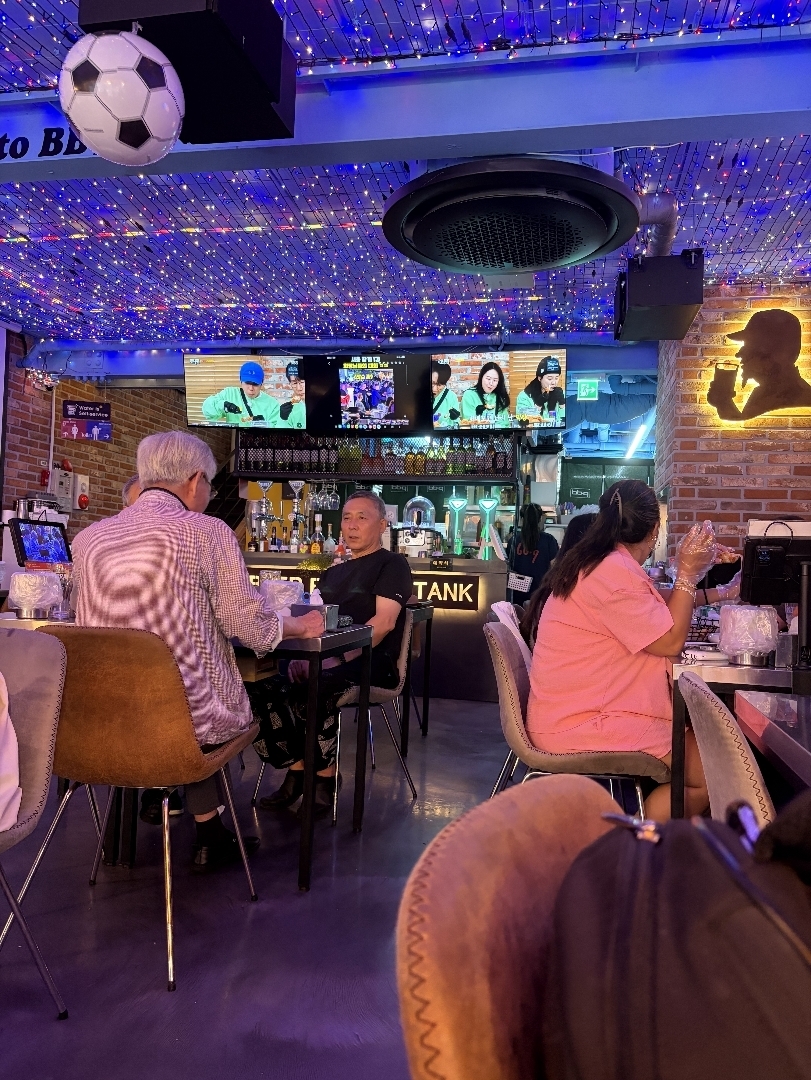 looks like a club - bbq restaurant, hongdae