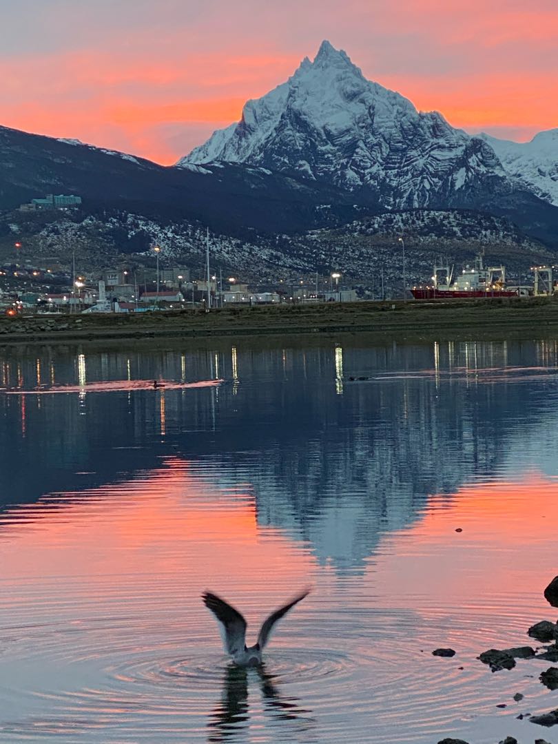 Amanecer en Bahía Encerrada con el Monte Olivia. Ushuaia.