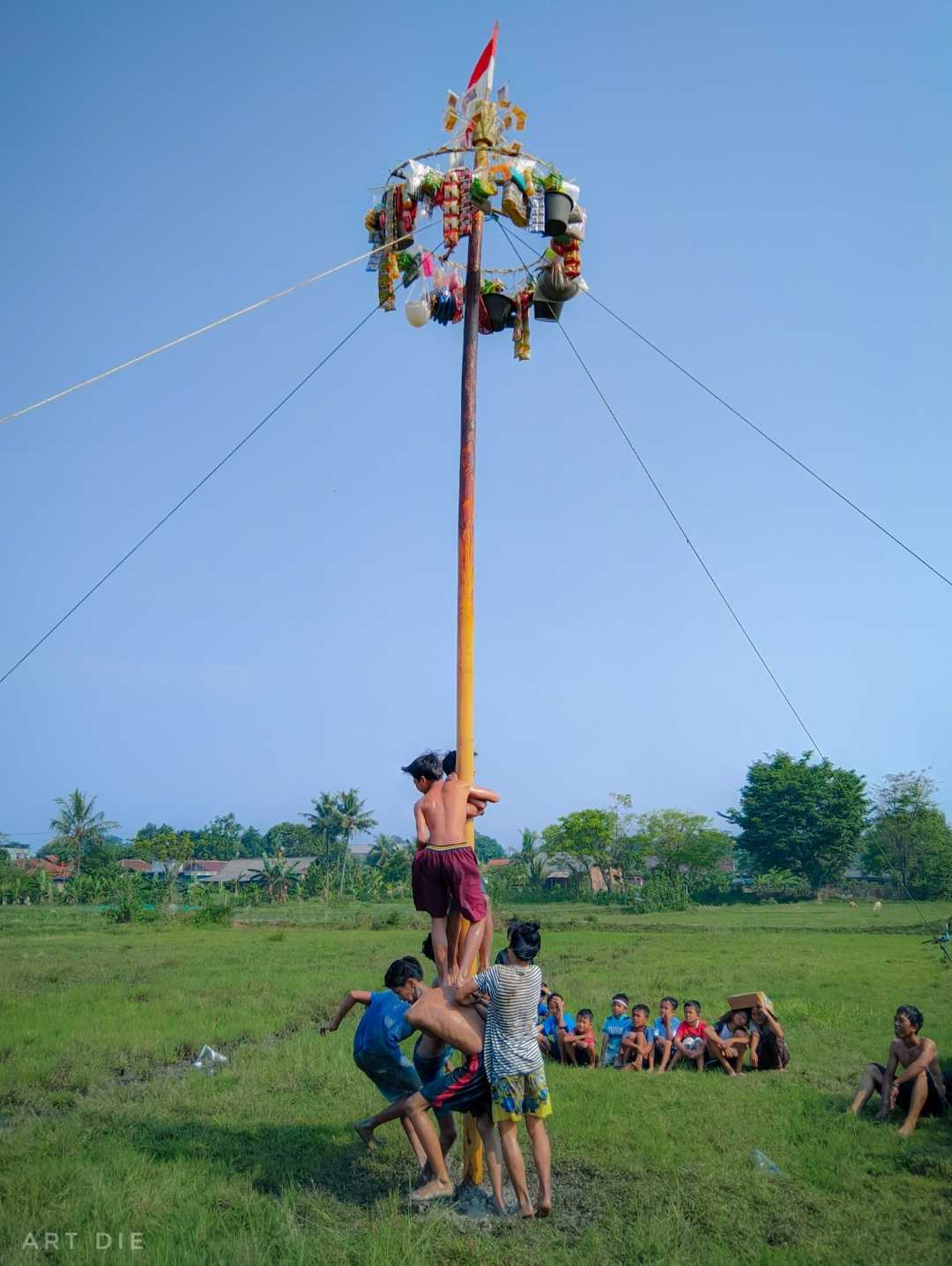 Lomba panjat pinang 