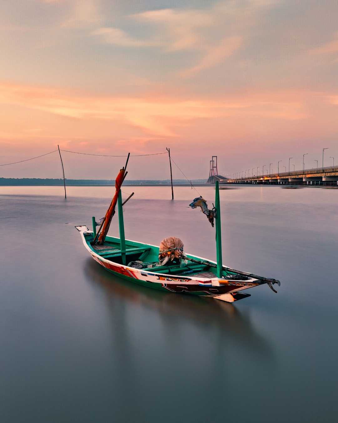 Kapal Nelayan dekat Suramadu