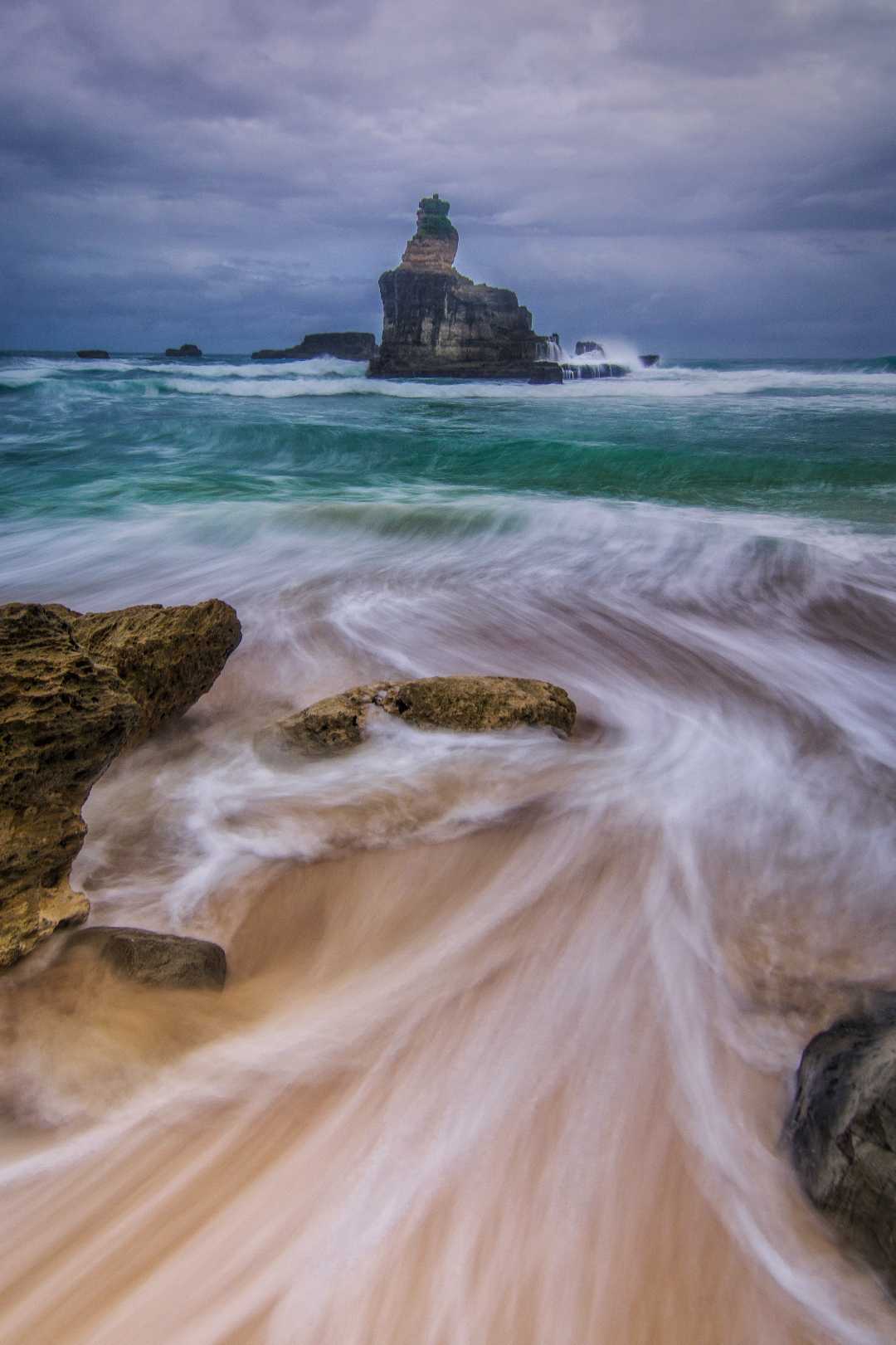 Pantai Mbuyutan Pacitan