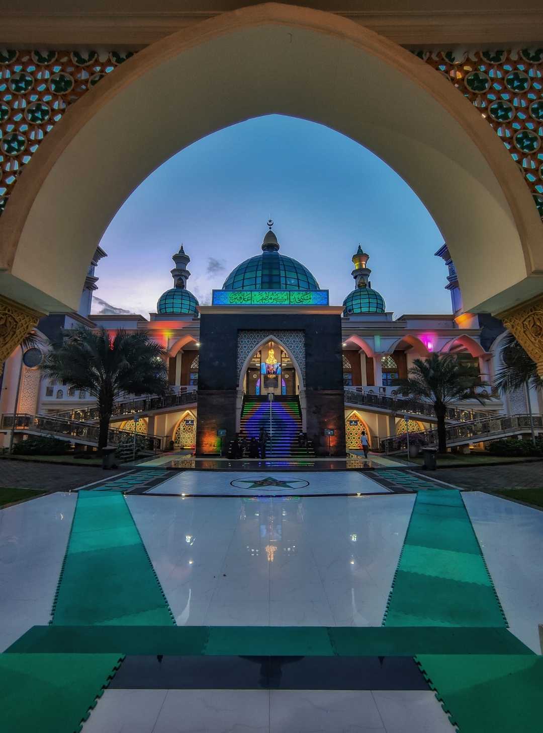 Masjid Akbar  Moed'Har Arifin, Gersik