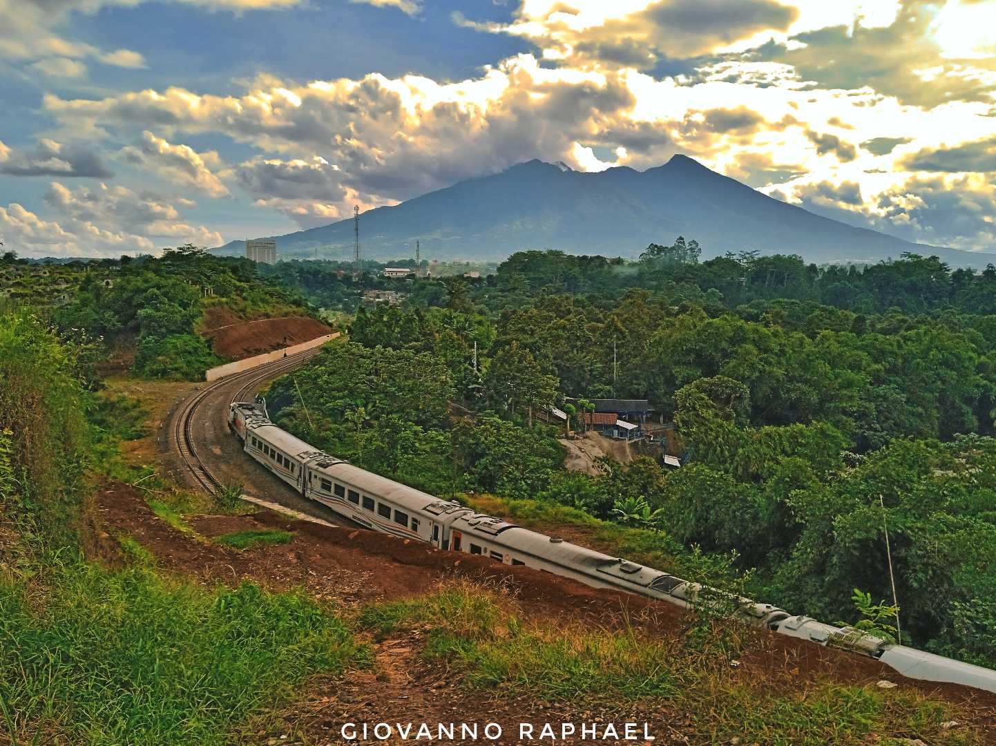 Kereta Api Pangrango berlatar TNGHS