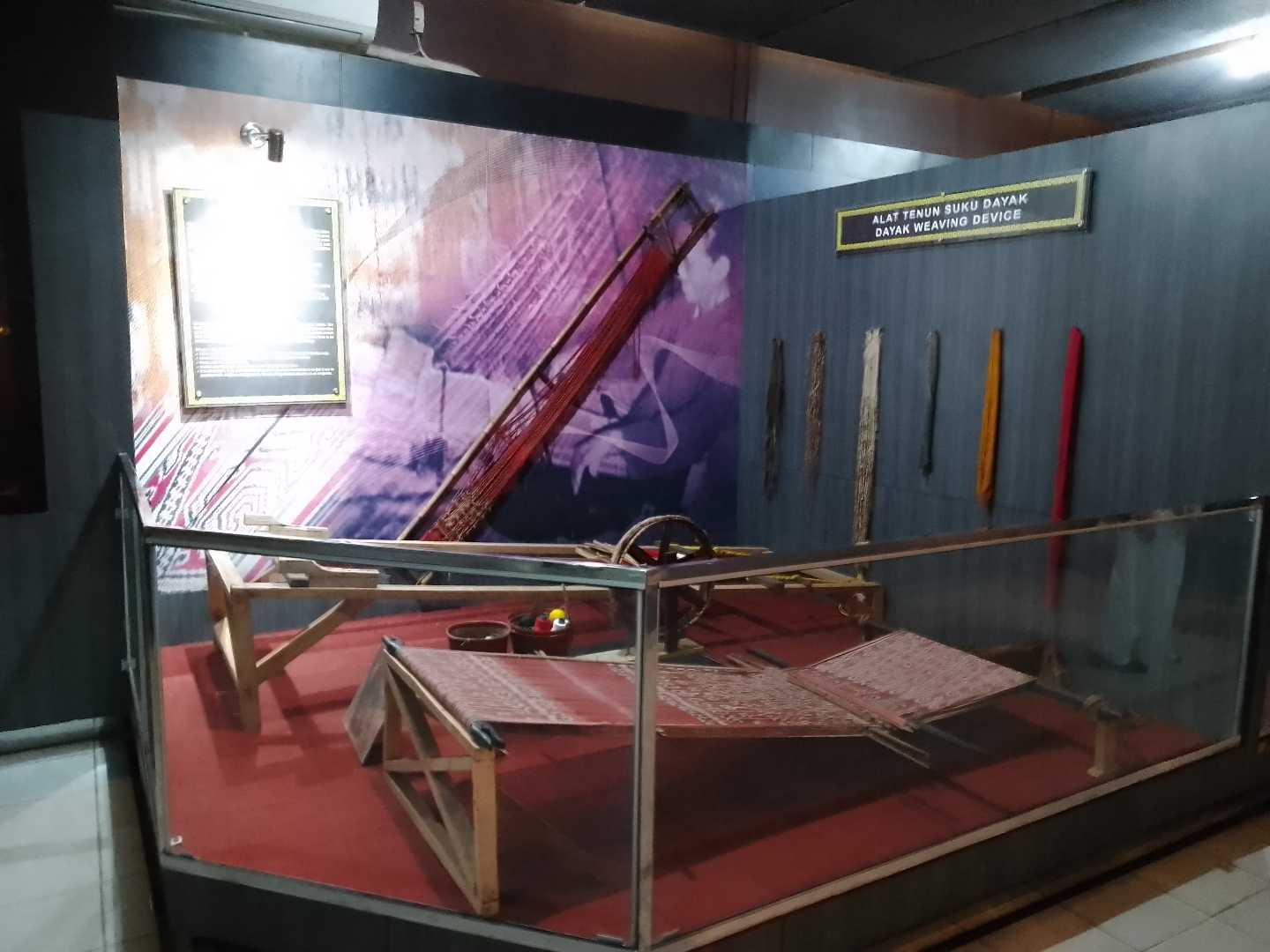 Miniatur Alat Tenun Suku Dayak