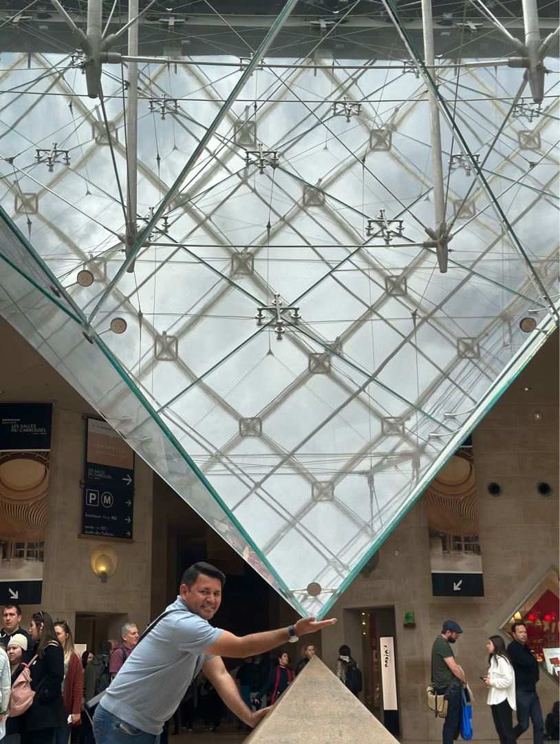 La pirámide invertida del Louvre