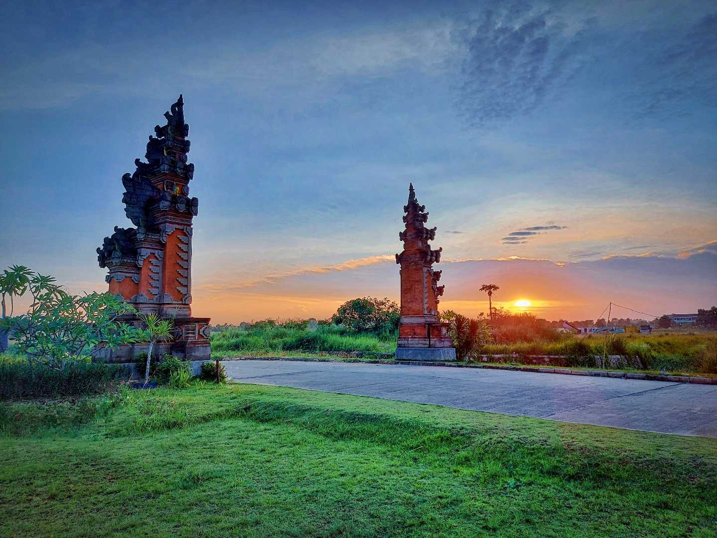 Sunset dari gapura