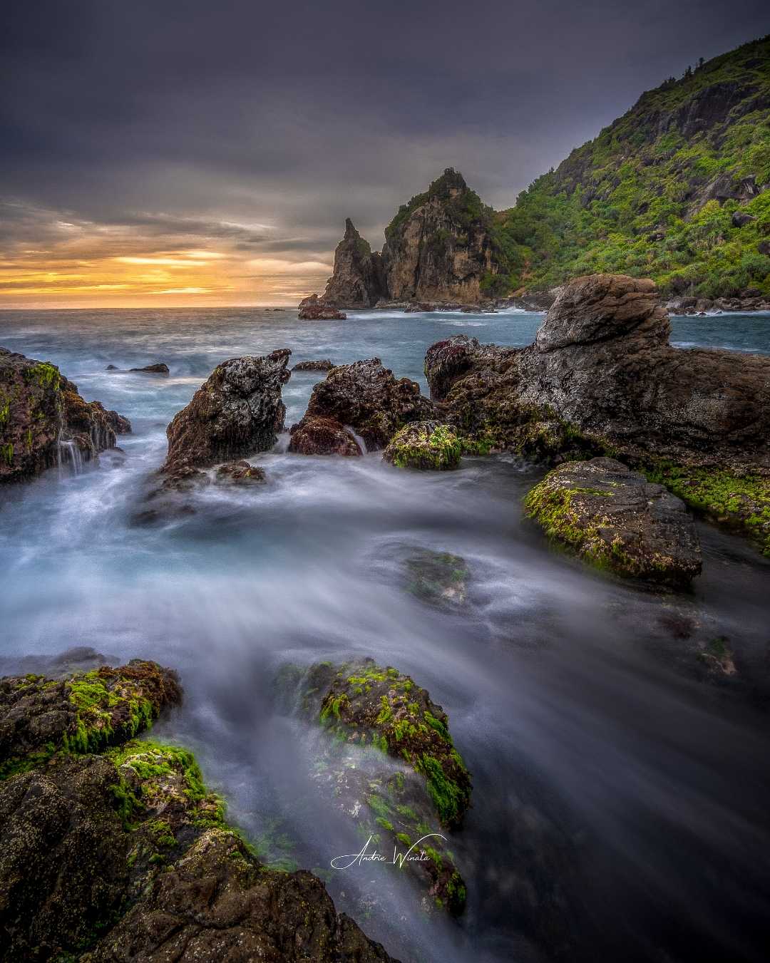 Pantai Watu Lumbung
