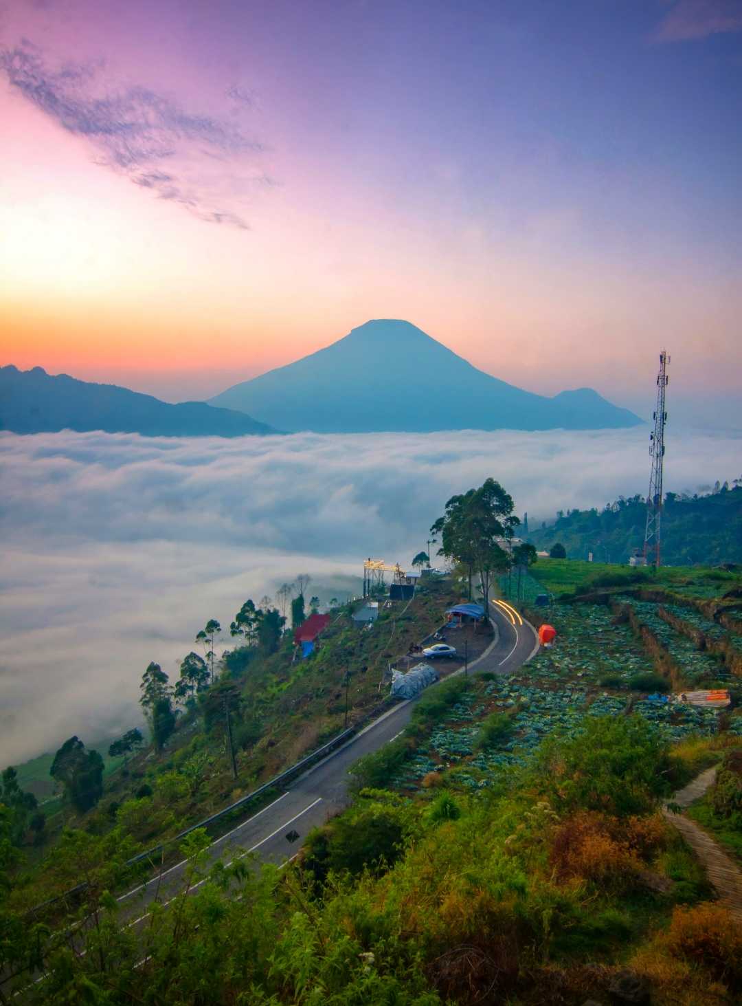 Melihat view lautan awan di pinggir jalan Dieng 