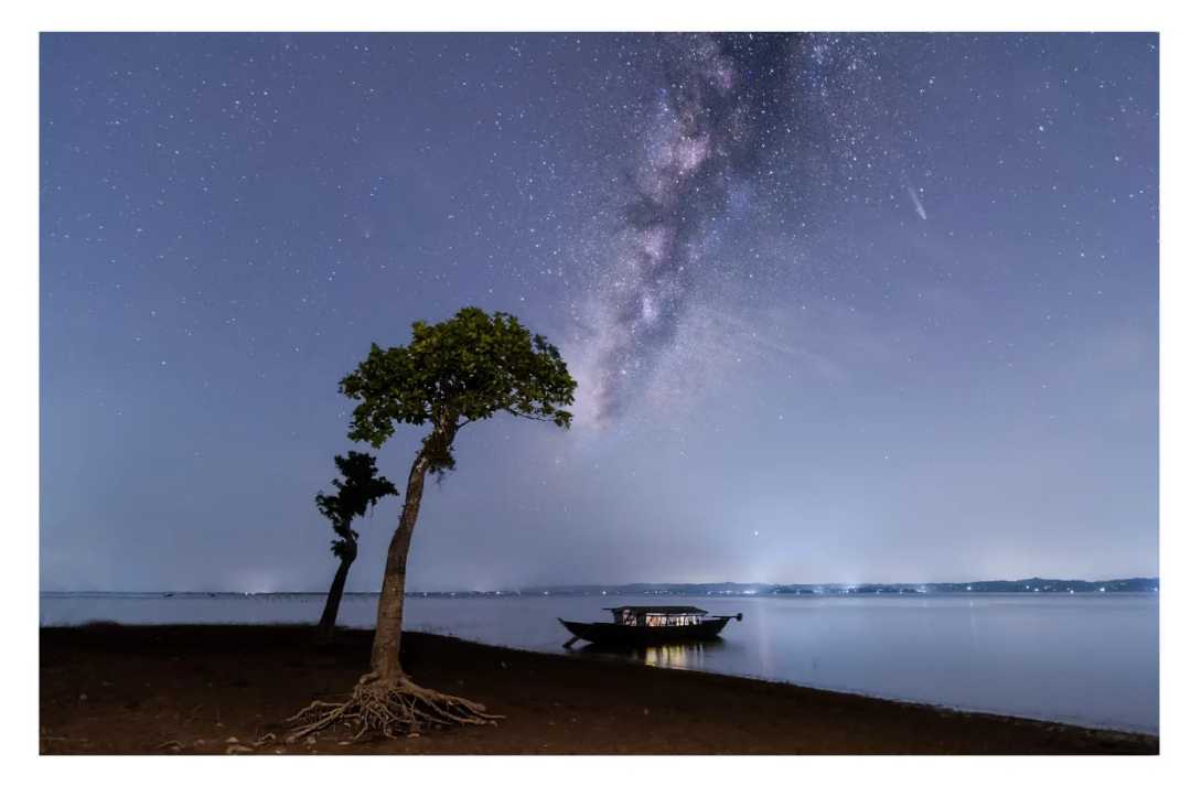 When a comet meets the milky way