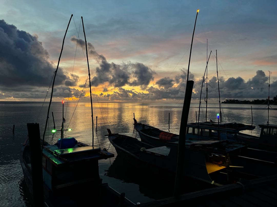 menanti matahari terbit - Pelabuhan Batu Hitam Ranai Natuna
