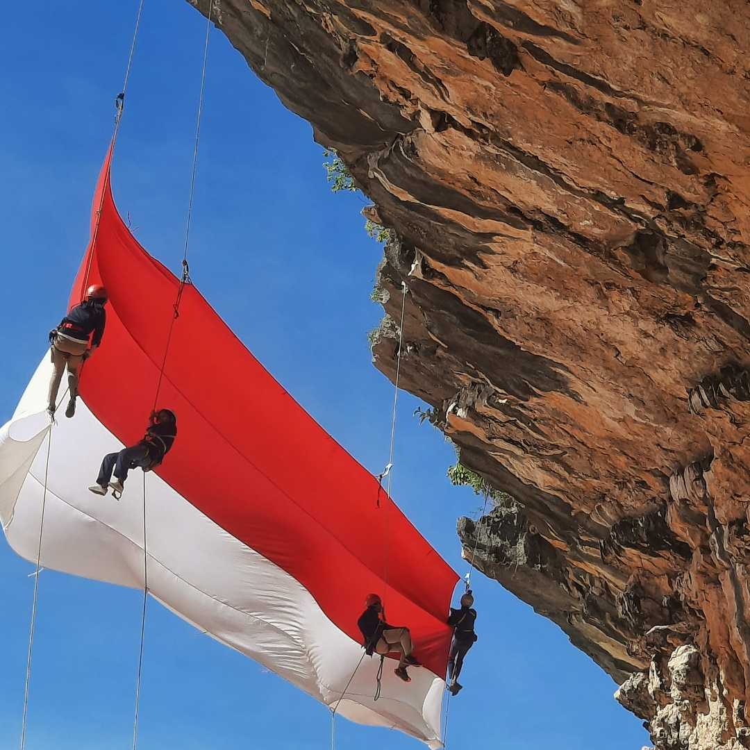 Kibarkan Bendera Raksasa