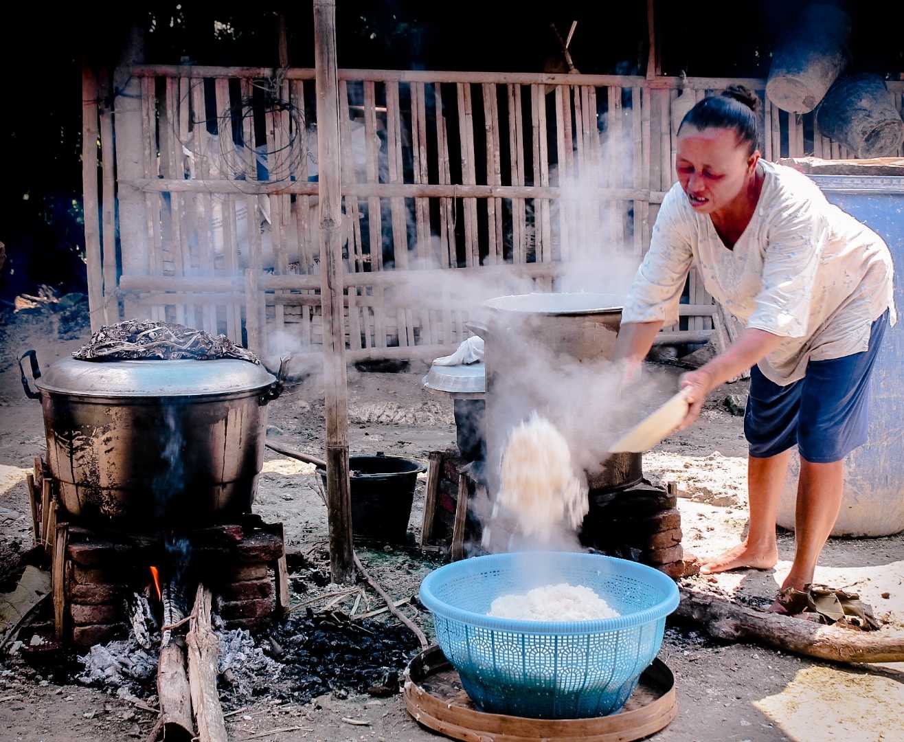 Ibu memasak nasi. 