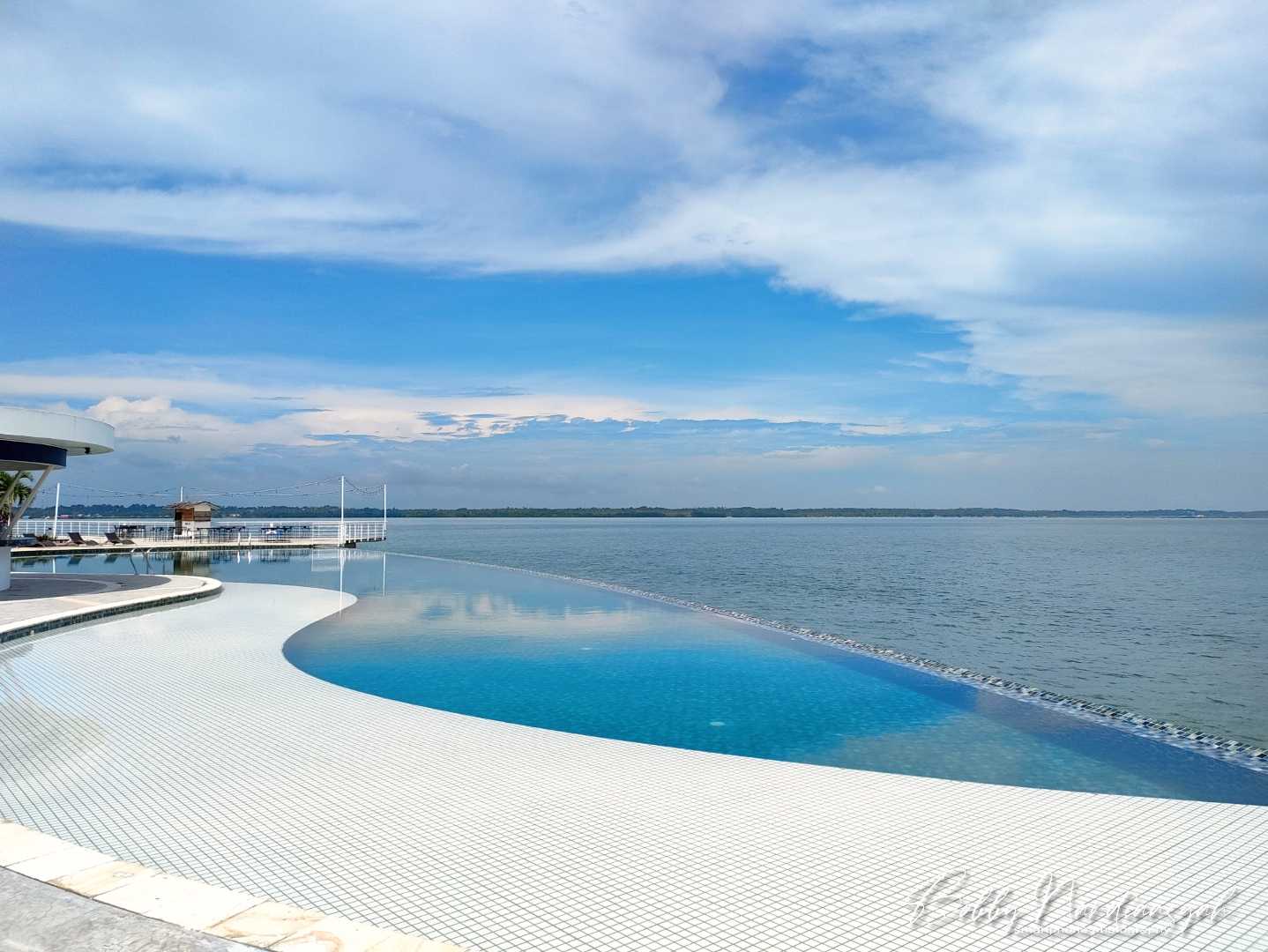 Berenang di Doulos Phos Bintan