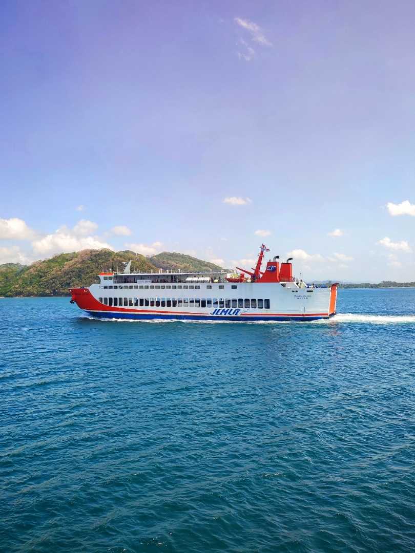 Kapal di pelabuhan lembar lombok