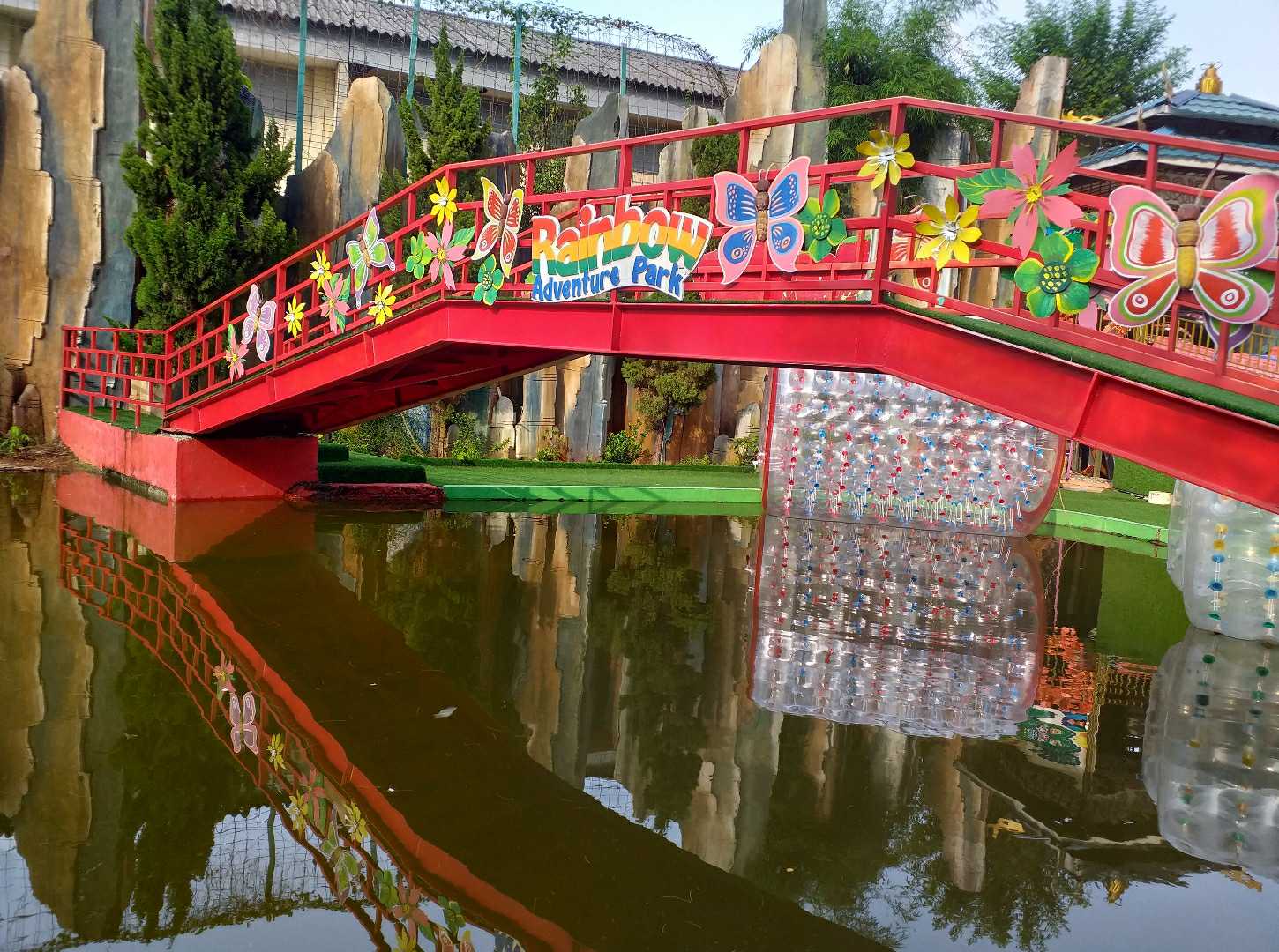 Jembatan Merah di Wahana Rainbow Adventure