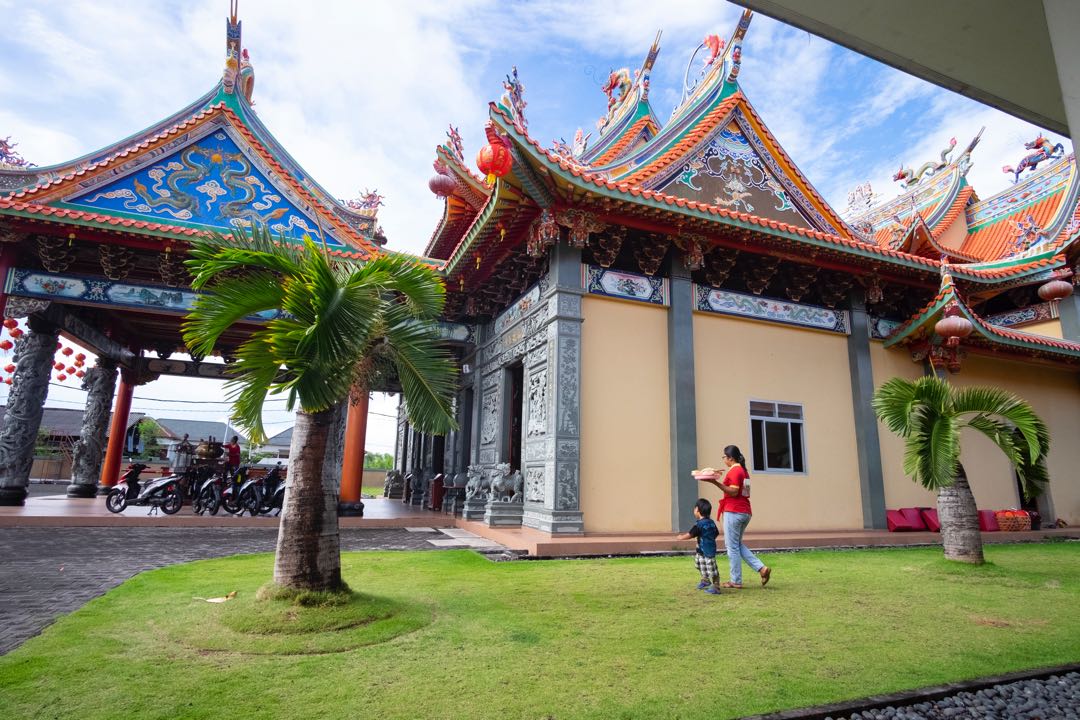 Bersiap berdoa di vihara satya dharma