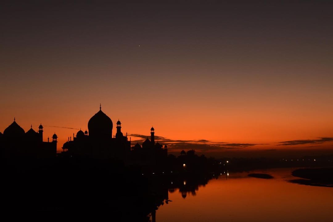 SILHOUETTE OF TAJ