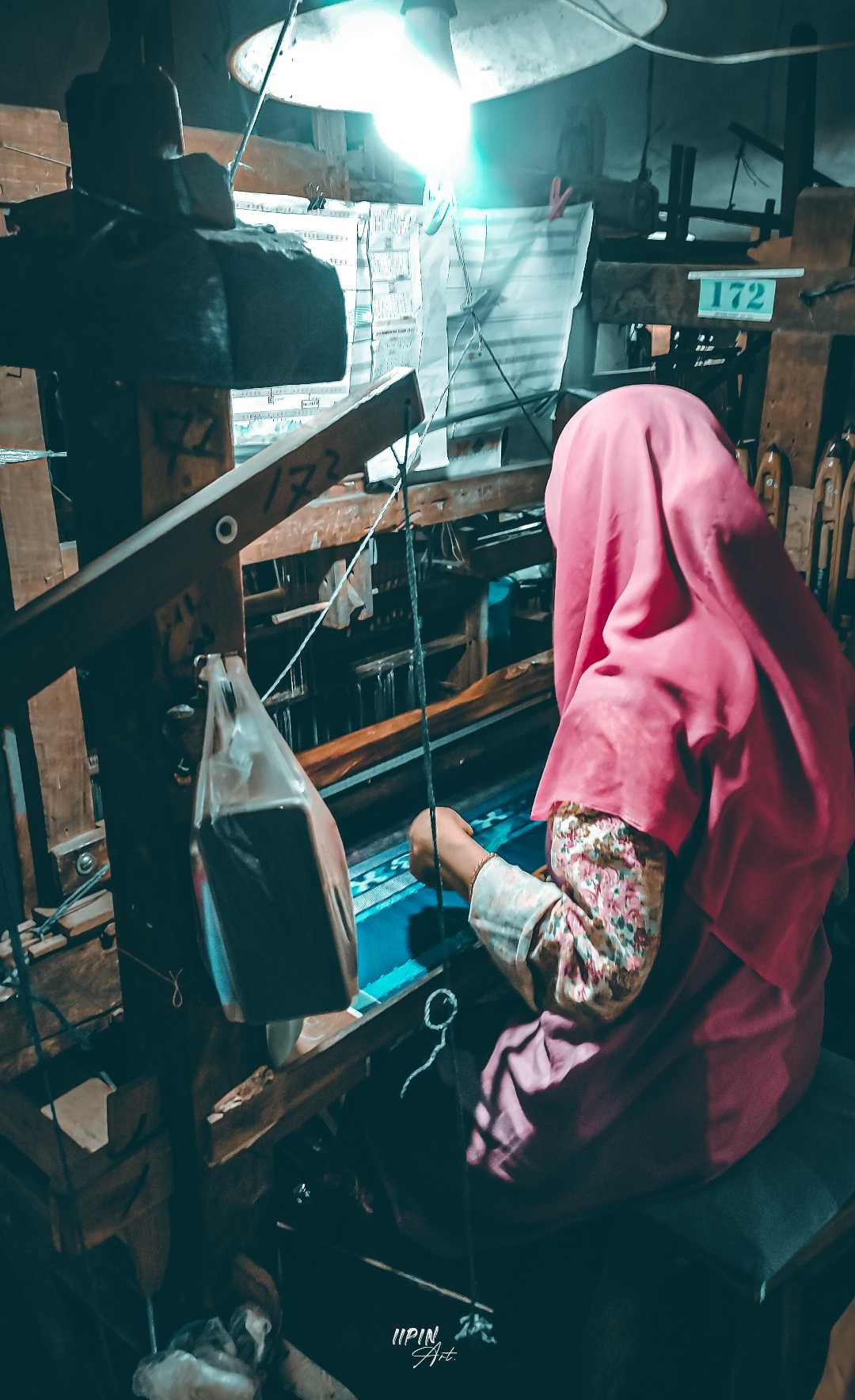 Sarung tenun kre'sesek