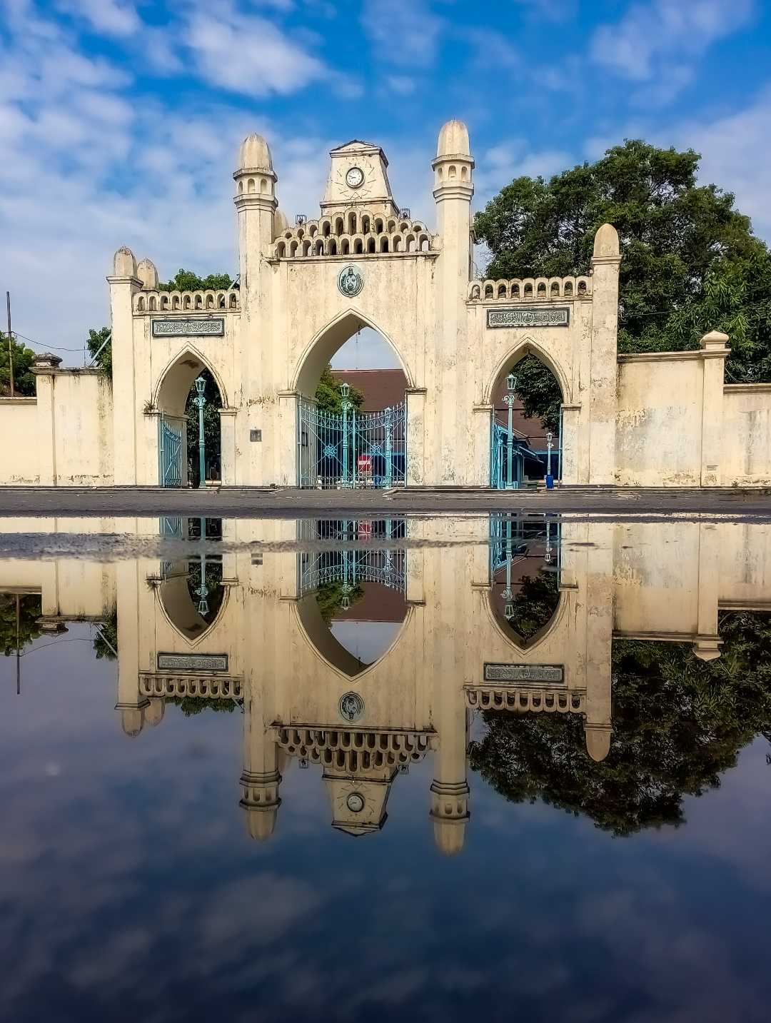 Gapura utama Masjid Agung 
