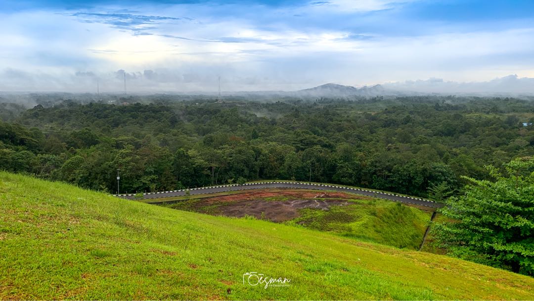 Pemandangan Bukit Arai Tertutup Awan