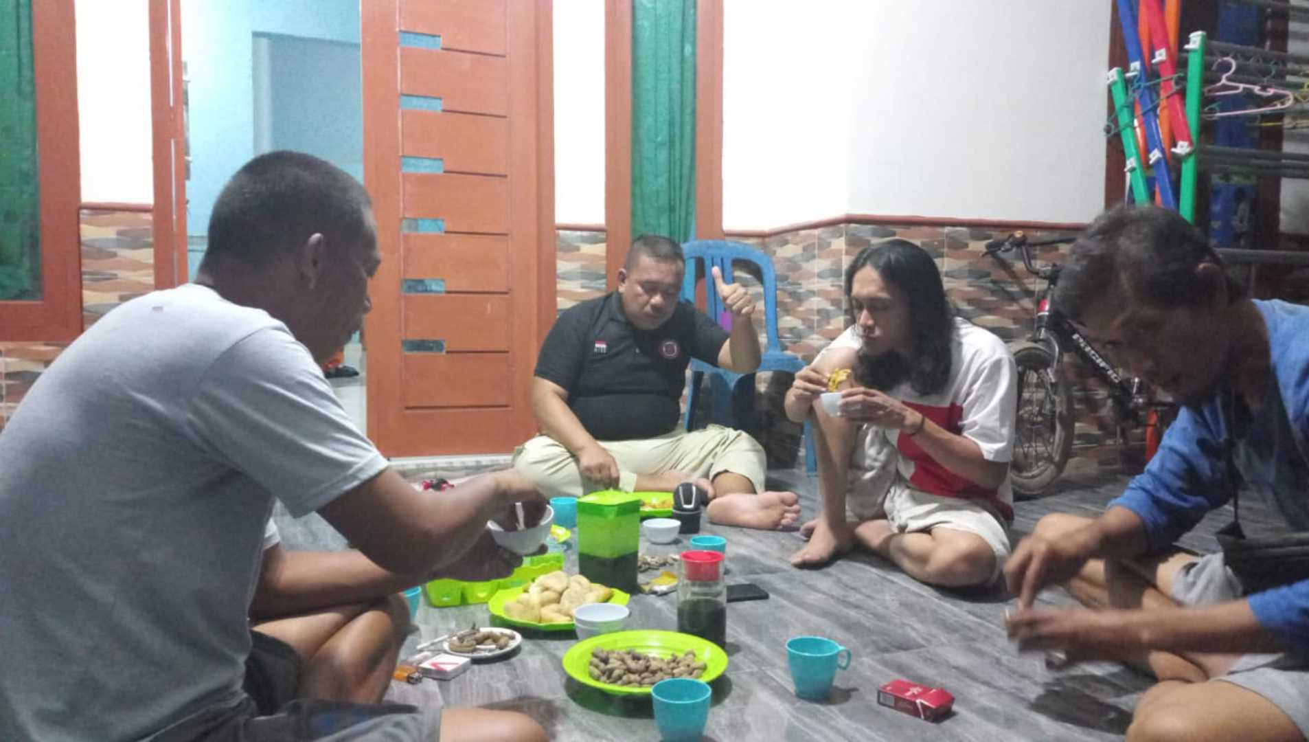 Eat with friends