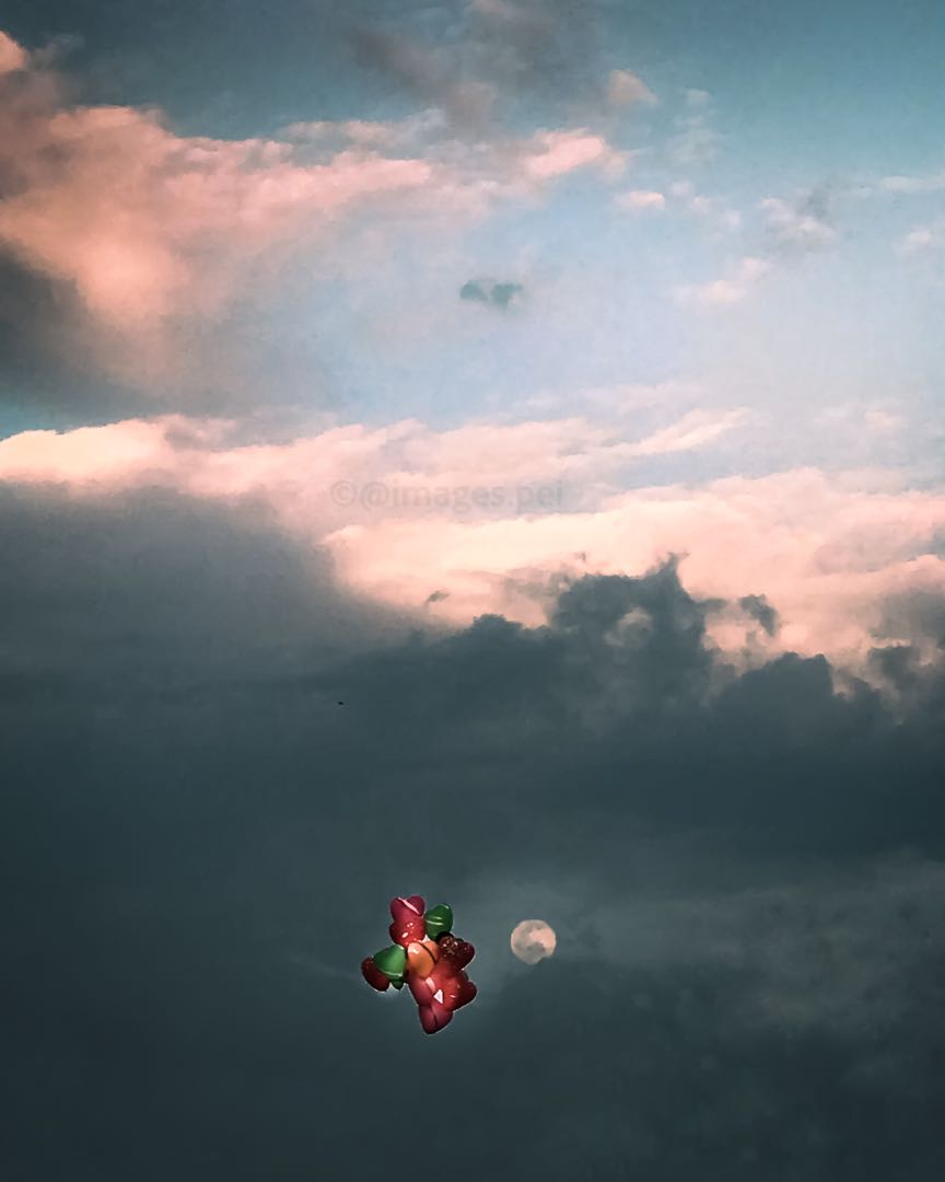 moon and balloons..... a dreamy evening 😍