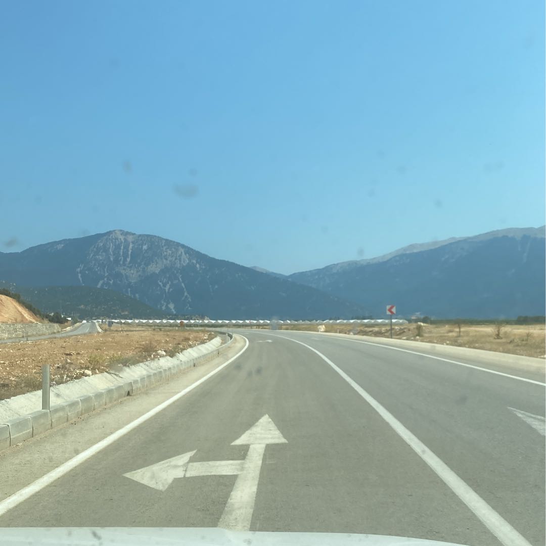 yollarda olmayı seviyorum nezaman neyle karşılacağını asla bilemezsin