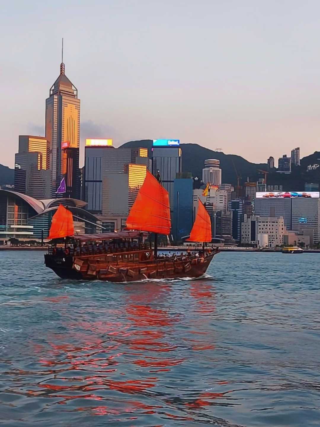 Aqua Luna Tsim sha Tsui pier