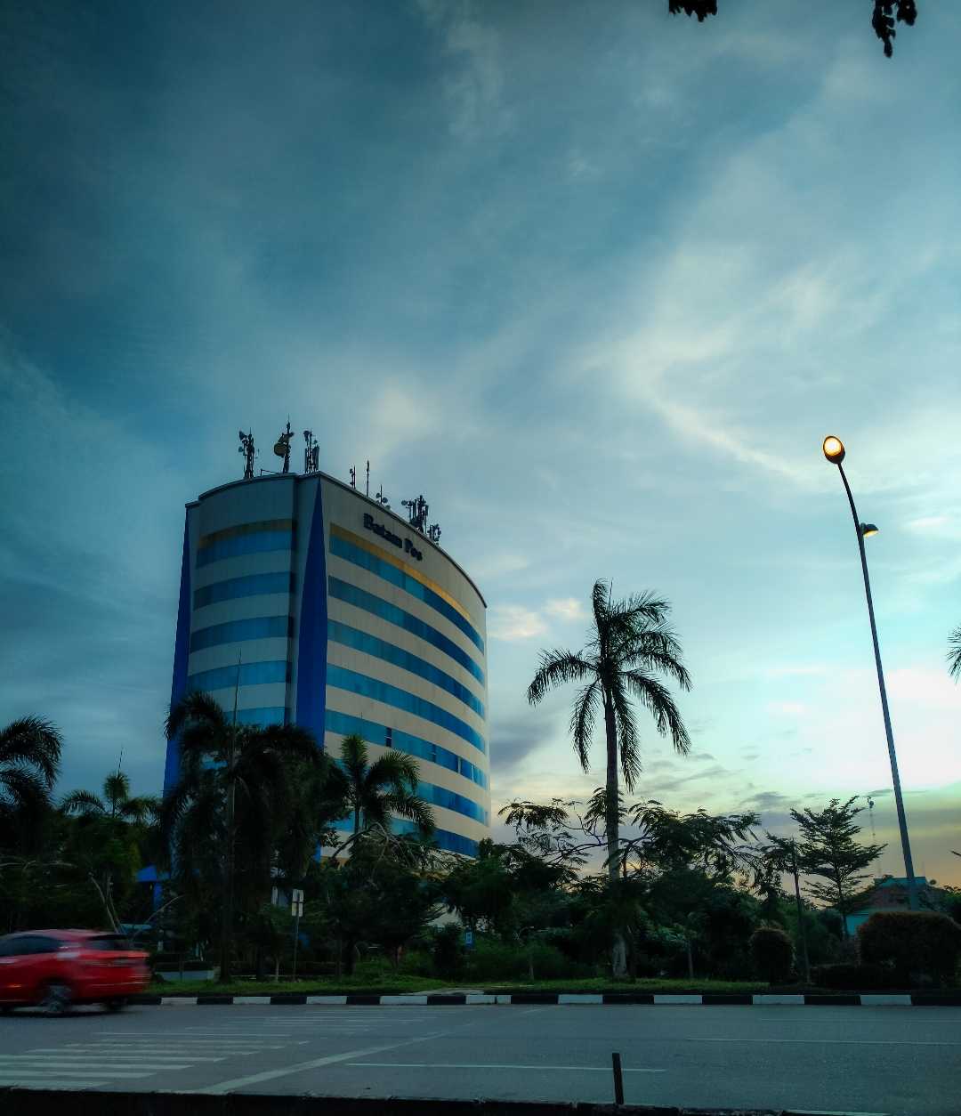 Suasana sore di tengah kota
