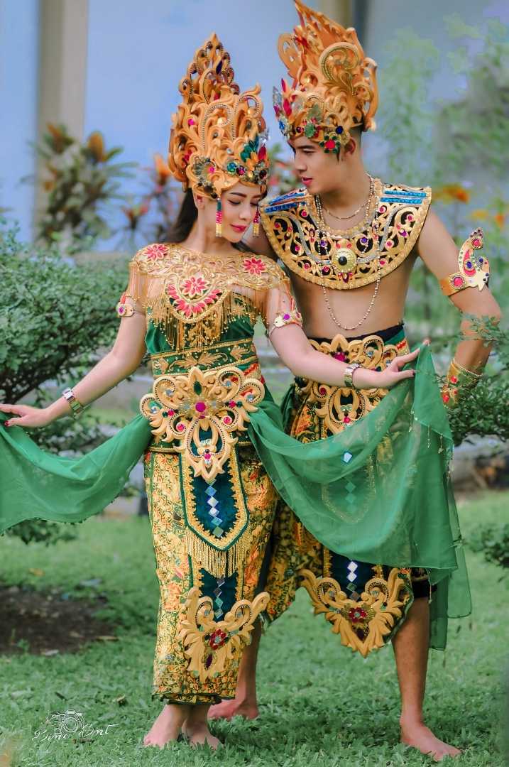 Tarian adat