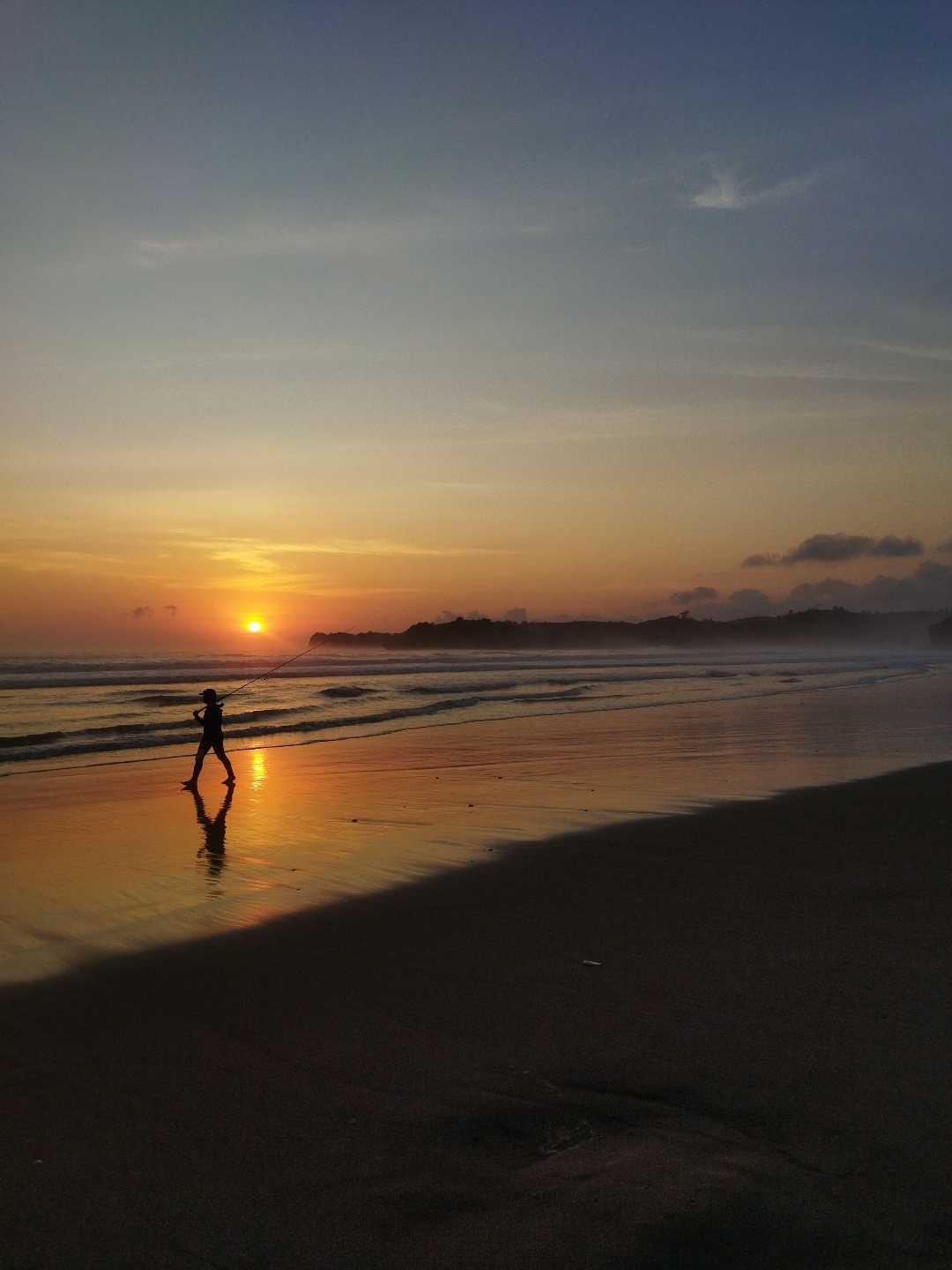 Menikmati Senja di Pantai Serang