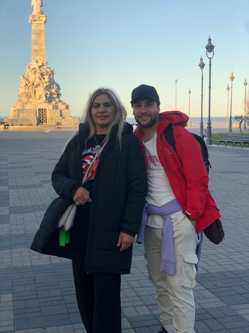 visita de madre y hermano