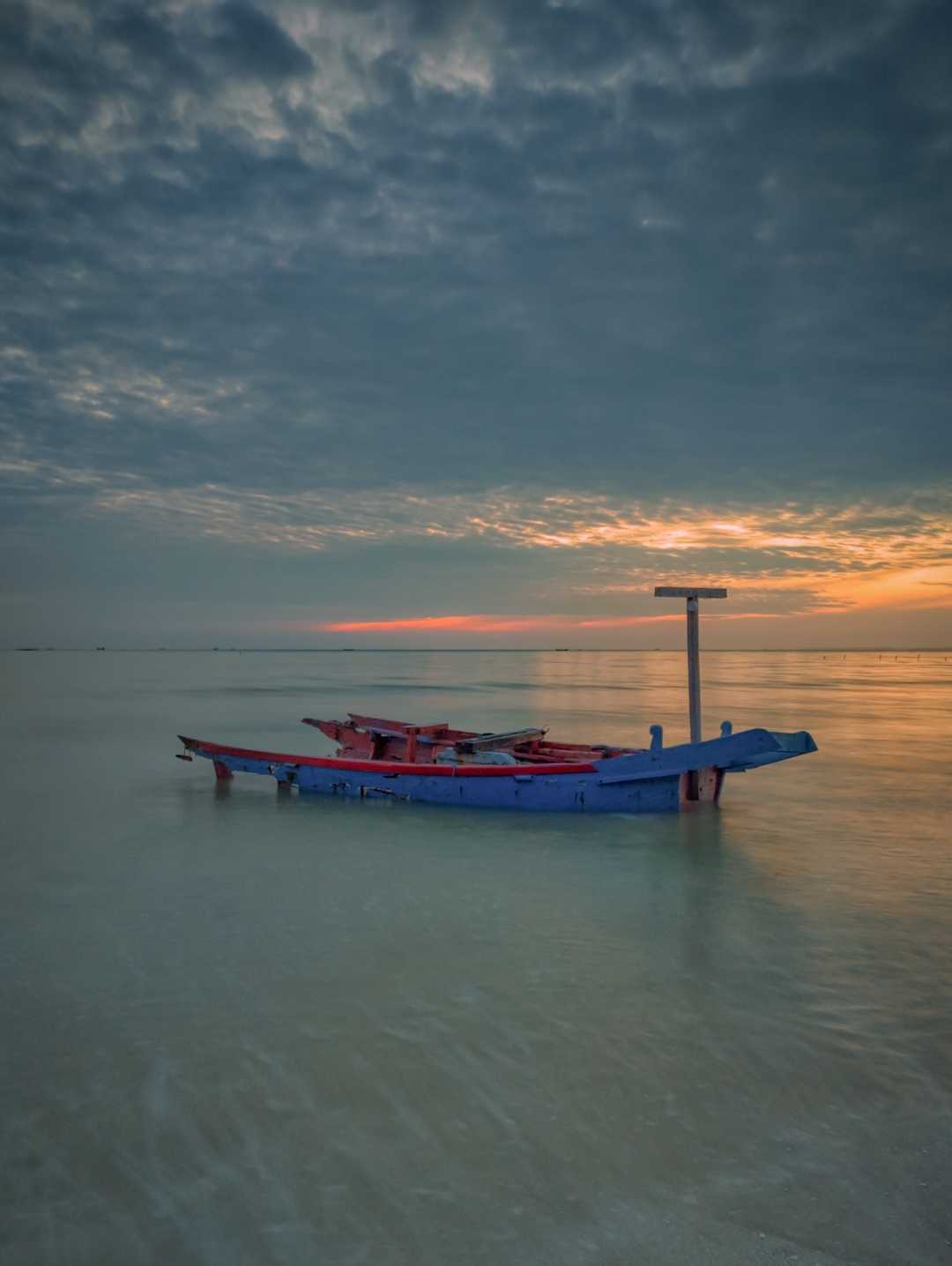 Prahu merana pantai cemara