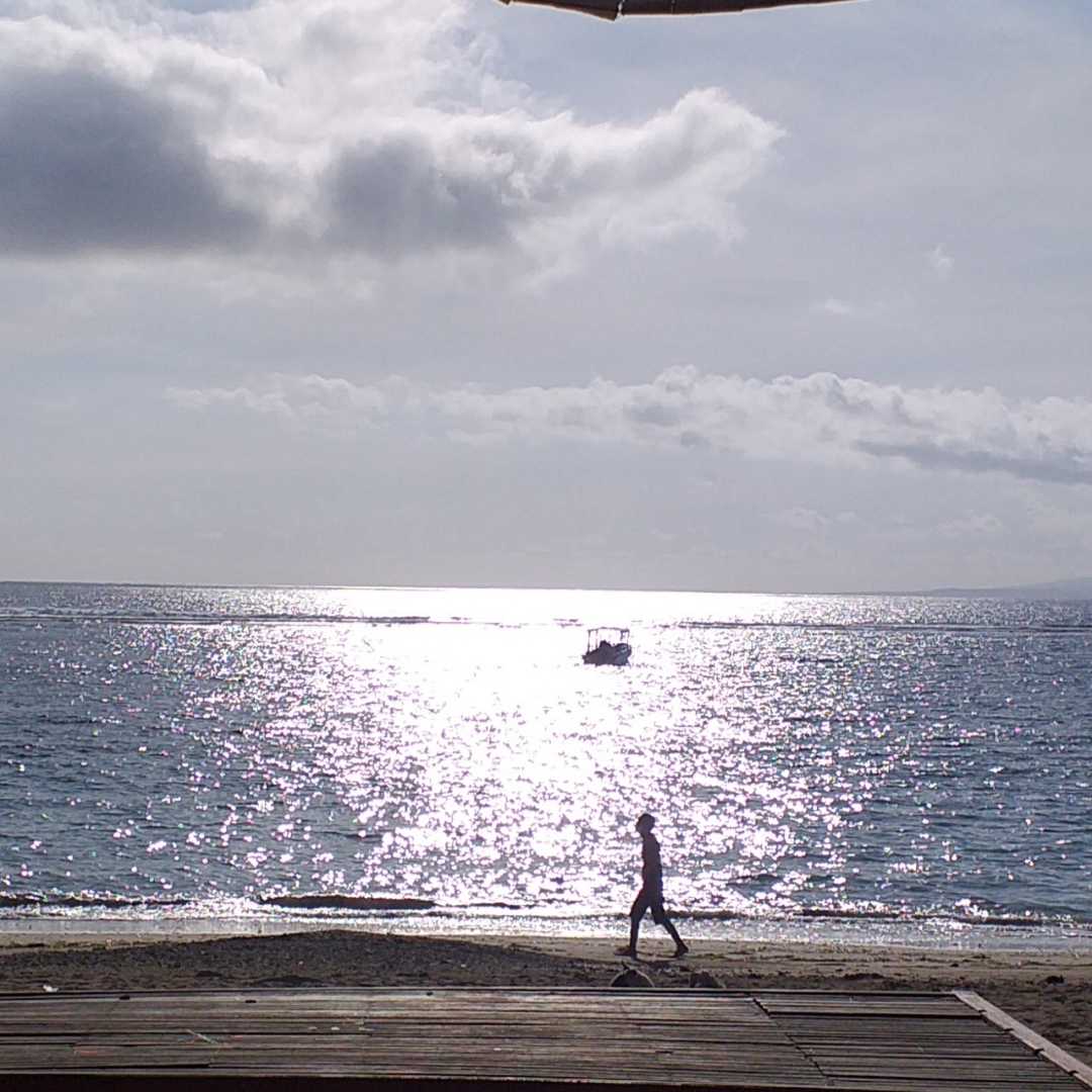 suasana pagi di pantai sanur