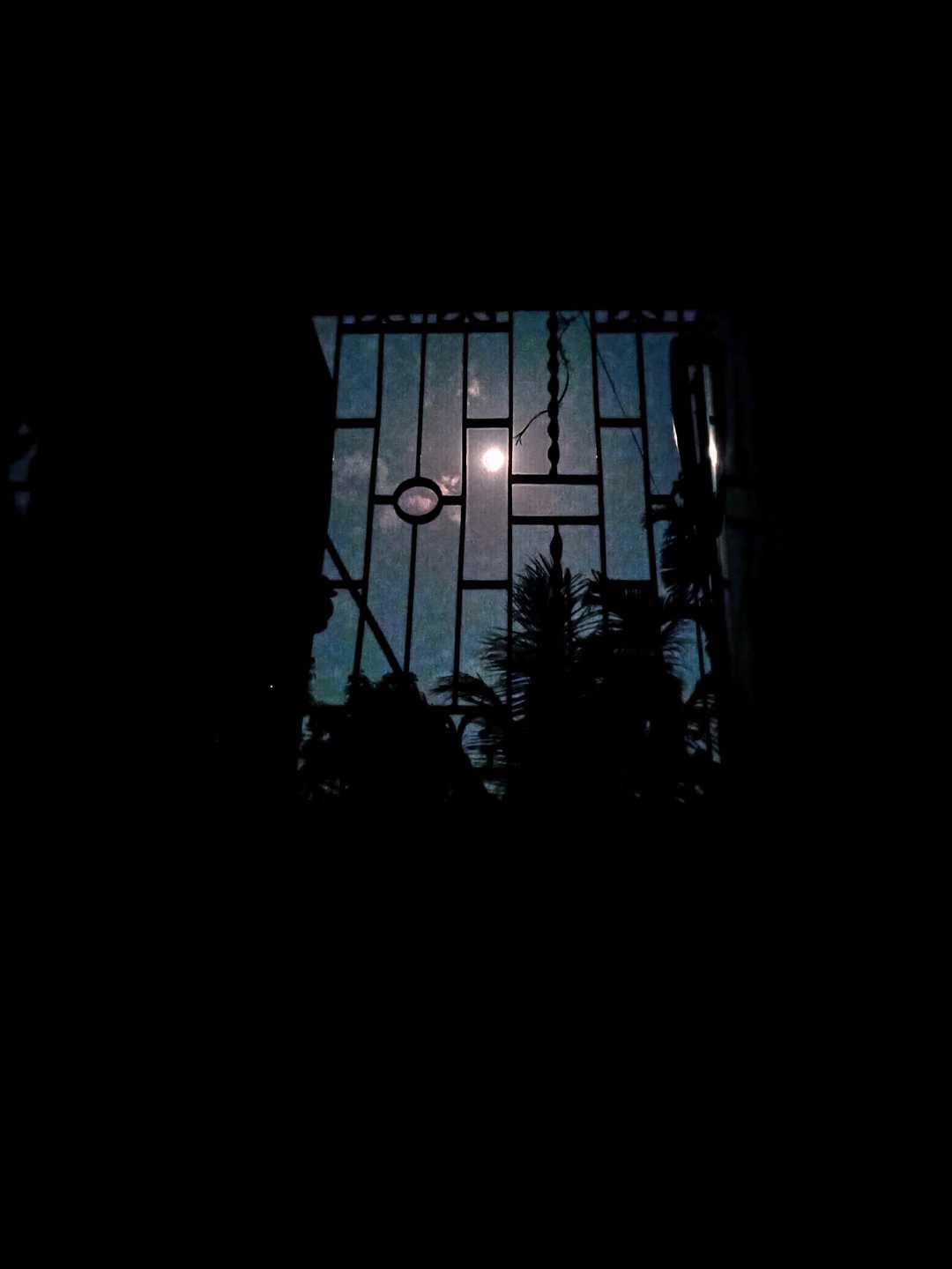 The moon peeks through the window 🌕