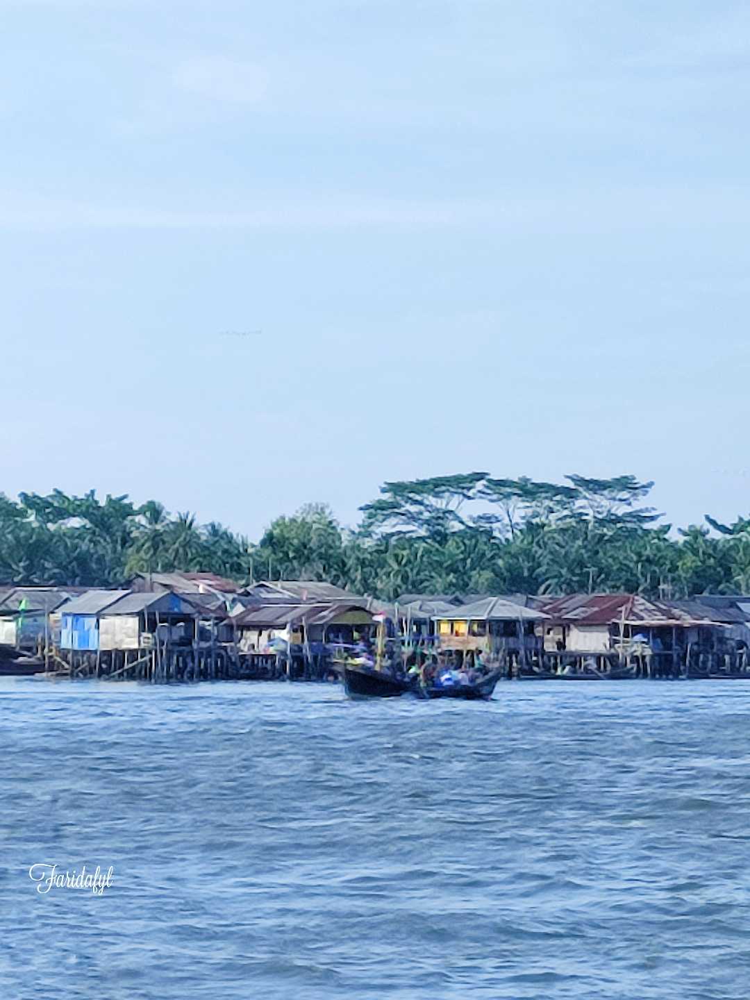 Suasana pemukiman nelayan