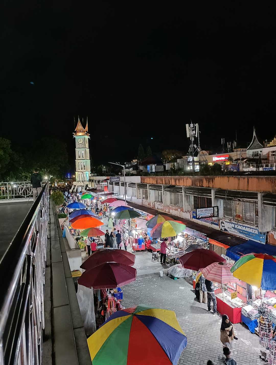 suasa jam gadang malam hari