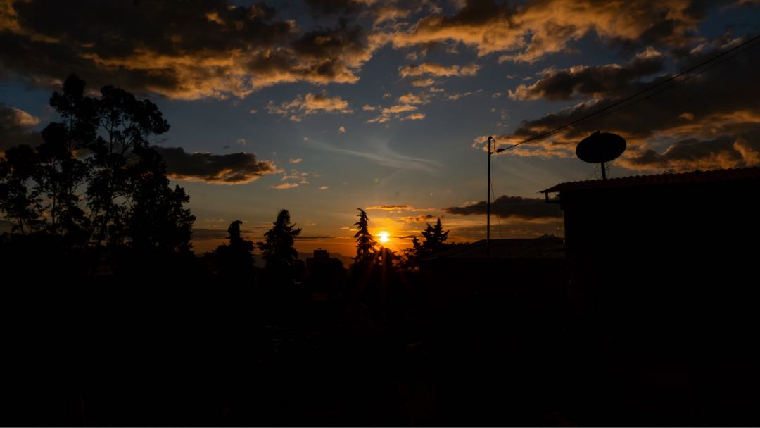 Cada atardecer cuenta una historia única.