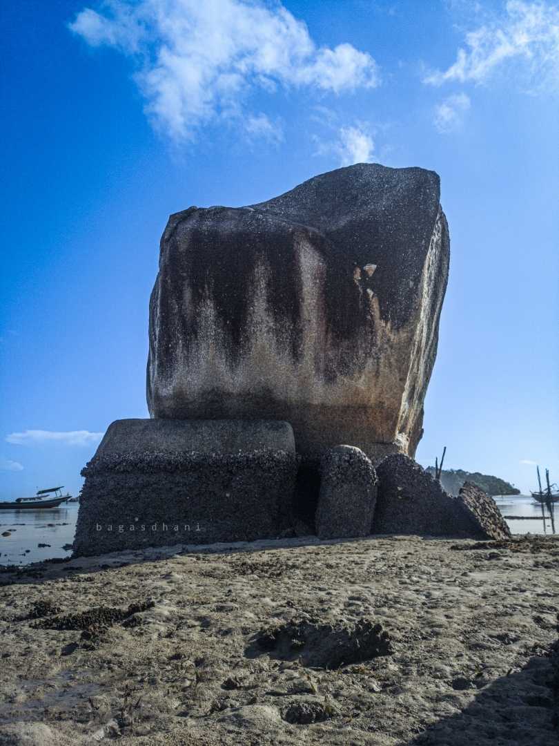 Uniknya Bebatuan Di Pantai Pulau Belitung